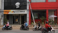 Beberapa tiang rambu lalu lintas pun ikut menjadi korban akibat galian selokan tersebut.