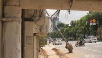 Sejumlah tiang-tiang tersebut dibiarkan bersandar disisi ruko di kawasan Hayam Wuruk itu. Siapa bertanggung jawab?