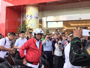 Naik Motor, Menhub Budi Karya Sambangi Transmart Depok
