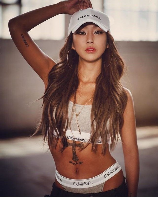 Terlepas dari kontroversinya yang tampil terlalu seksi di acara penganugerahan drama Korea yang tayang di stasiun televisi KBS, wanita yang juga dikenal sebagai Hyolyn ini populer sebagai bintang K-Pop karena kemampuan vokalnya yang luar biasa. Bahkan, ia kerap dijuluki sebagai Beyonce-nya K-Pop. Foto: dok. Instagram @xhyolynx