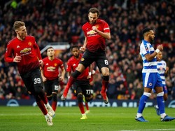 MU membuka keunggulan di menit ke-22 lewat eksekusi penalti Juan Mata. Foto: Phil Noble/Reuters