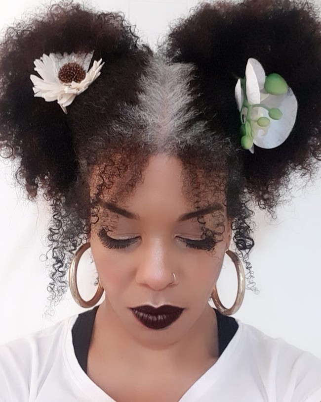 Kecantikan rambut memutih juga ditunjukkan oleh wanita bernama Mildred ini. Selalu mewarnai rambut sejak usia 18, ia mulai menerima hal alami tersebut di usia 42. Karena itu, menurutnya uban adalah kebebasan.  Foto: Dok. Instagram @grombre