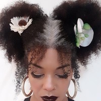 Kecantikan rambut memutih juga ditunjukkan oleh wanita bernama Mildred ini. Selalu mewarnai rambut sejak usia 18, ia mulai menerima hal alami tersebut di usia 42. Karena itu, menurutnya uban adalah kebebasan.  Foto: Dok. Instagram @grombre