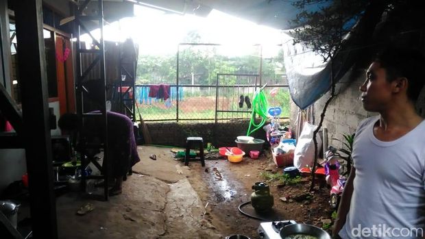 Usai menganiaya fisik, pelaku melempar Audri ke samping rumah melewati pagar