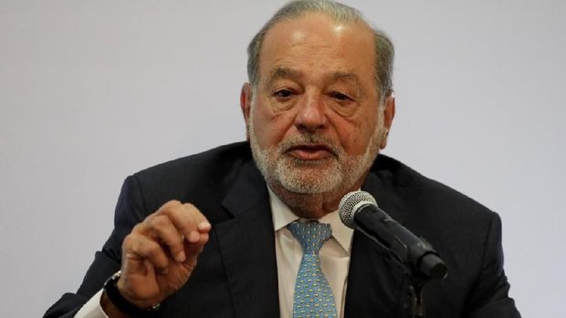 Mexican billionaire Carlos Slim looks on during a news conference in Mexico City, Mexico, April 16, 2018. REUTERS/Henry Romero