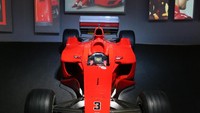 Ada juga F1-2000 yang Ferrari sebut Alba Rossa (Red Dawn), di mana Schumi bersama F1-2000, Schumi menyabet gelar ketiganya dan yang pertama untuk Ferrari selama 21 tahun. Dok. Ferrari.