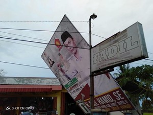 Caleg Gerindra Tersengat Listrik Saat Pasang Baliho, 2 Orang Tewas