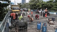 Flyover Kemayoran sendiri merupakan milik Dewan Pengendalian Pengawasan Pembangunan Kawasan Kemayoran (DP3KK) yang di bawah Kementerain Sekretariat Negara (Setneg). Sehingga kewenangannya berada di tangan Setneg.