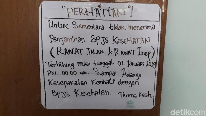 Pemberitahuan pihak rumah sakit mengenai pemberhentian layanan BPJS sementara. (Foto: Rosmha/detikHealth) Pemberitahuan pihak rumah sakit mengenai pemberhentian layanan BPJS sementara. (Foto: Rosmha/detikHealth)