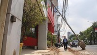 Pasca galian selokan itu, tiang-tiang yang ada dipinggir jalan tersebut dibiarkan bersandar disisi jalan. Tentunya bisa membahayakan pengguna jalan yang melintas dikawasan tersebut.