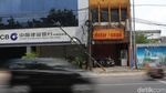 Duh! Ada Tiang di Pinggir Jalan Hayam Wuruk Nyender Nih