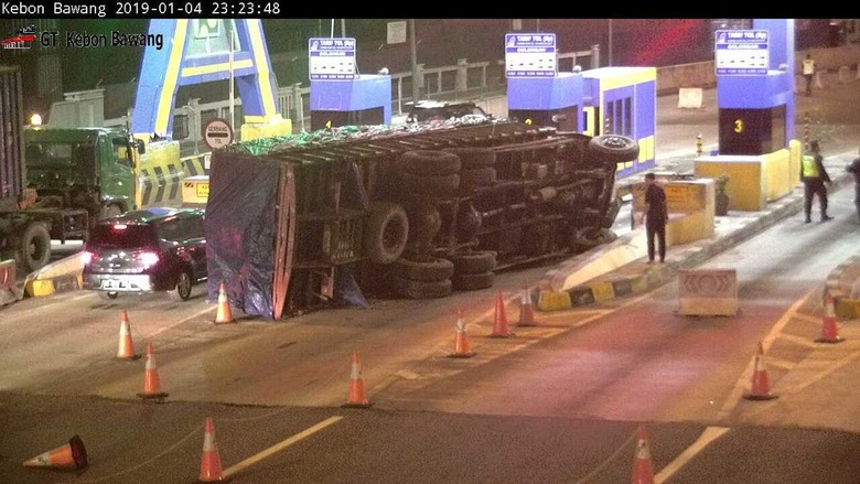 Truk Bermuatan Wafer Terguling di Gerbang Tol Kebon Bawang Jakut Truk Bermuatan Wafer Terguling di Gerbang Tol Kebon Bawang Jakut