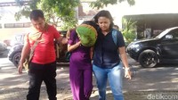Baju saat tertangkap polisi dengan di Stories Instagram Vanessa Angel sama-sama berwarna ungu.  Foto: Hilda Meilisa Rinanda