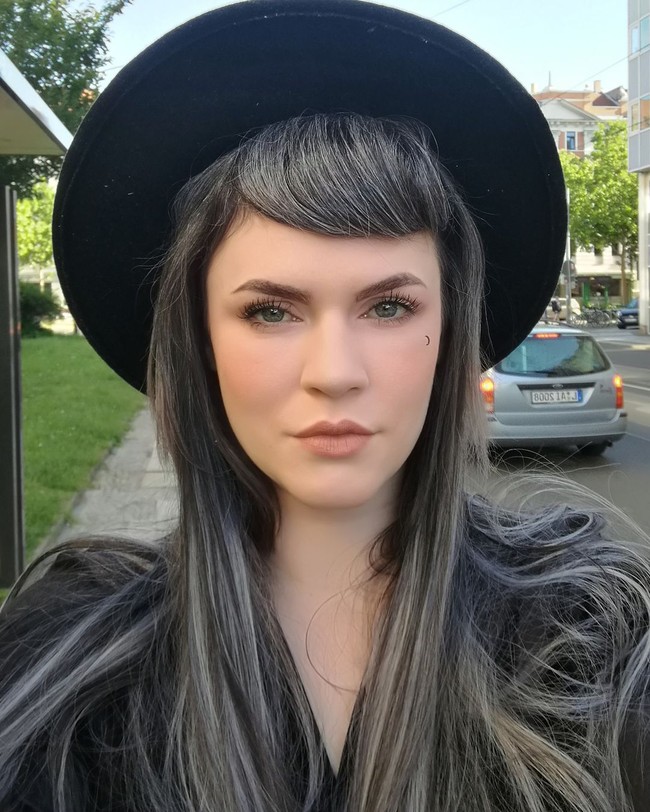 Siapa bilang karena uban tak bisa tampil gaya. Wanita bernama Ondine Rumer ini justru mengaku uban telah memberinya ide dalam fashion. Tampilannya pun tetap menarik meski rambut mulai memutih.  Foto: Dok. Instagram @grombre