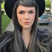 Siapa bilang karena uban tak bisa tampil gaya. Wanita bernama Ondine Rumer ini justru mengaku uban telah memberinya ide dalam fashion. Tampilannya pun tetap menarik meski rambut mulai memutih.  Foto: Dok. Instagram @grombre