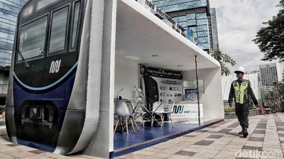 Eh, Ada Kereta MRT Jakarta Parkir di Trotoar Sudirman