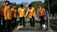 Setelah upacara ziarah selesai, dilanjutkan dengan tabur bunga ke makam Jenderal Besar H Abdul Haris Nasution.