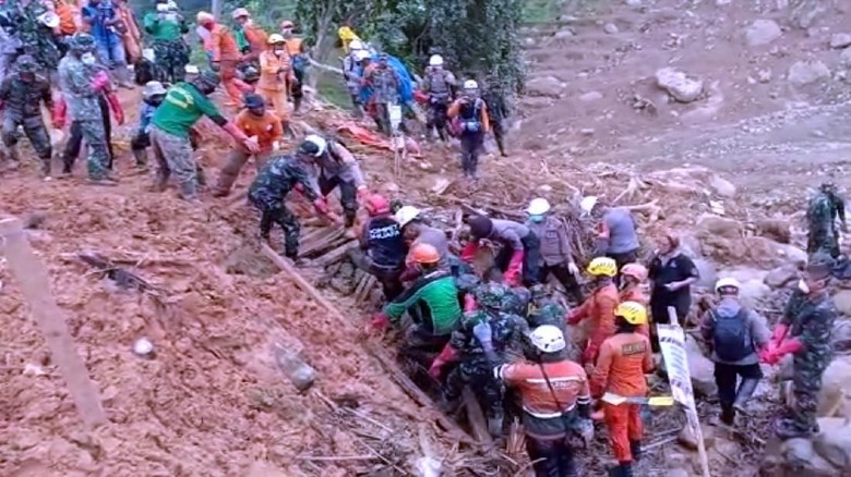 Petugas Angkat Mayat Wanita yang Tertimbun Batu di Area Longsor Petugas Angkat Mayat Wanita yang Tertimbun Batu di Area Longsor