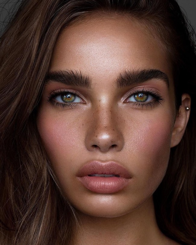 Inilah Hana Cross, model cantik pacar baru Brooklyn yang mencuri atensi. Wajahnya disebut netizen mirip Victoria Beckham saat muda. Foto: Dok. Instagram @hanacross