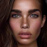 Inilah Hana Cross, model cantik pacar baru Brooklyn yang mencuri atensi. Wajahnya disebut netizen mirip Victoria Beckham saat muda. Foto: Dok. Instagram @hanacross