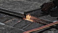 Bagian sambungan siar muai (expansion joint) yang rusak pun akan diganti dan dilapisi aspal kembali.