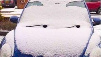 Mobil ini sedang melirik apa ya? (Foto: Brightside)