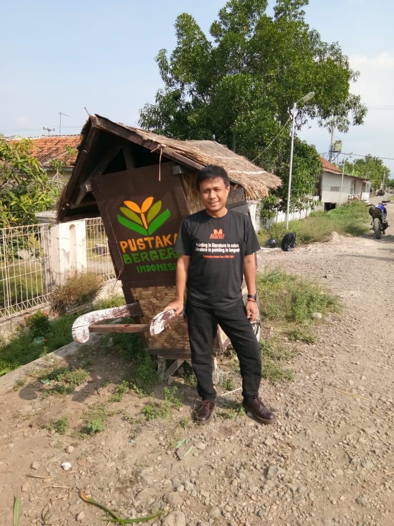 Nirwan Ahmad Arsuka, insisiator Pustaka Bergerak. (Dok Pribadi)
