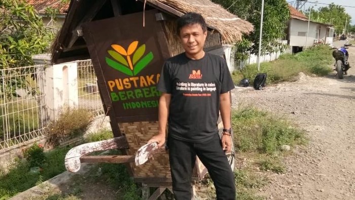 Nirwan Ahmad Arsuka, insisiator Pustaka Bergerak. (Dok Pribadi)