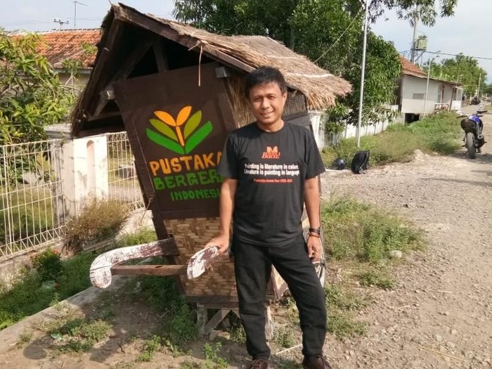 Nirwan Ahmad Arsuka, insisiator Pustaka Bergerak. (Dok Pribadi)