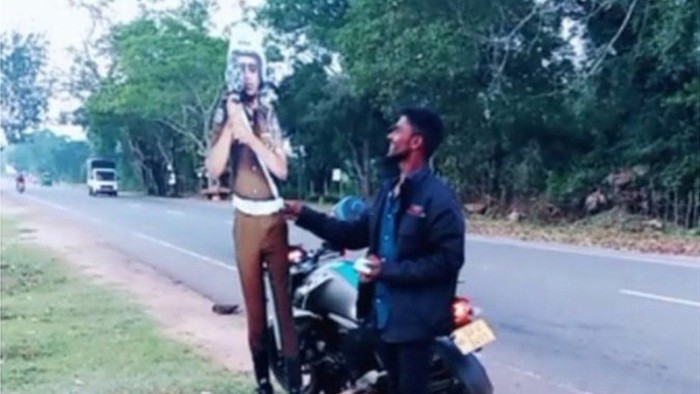 Berlagak Menyogok Patung Kardus Polisi, 2 Orang Ditangkap