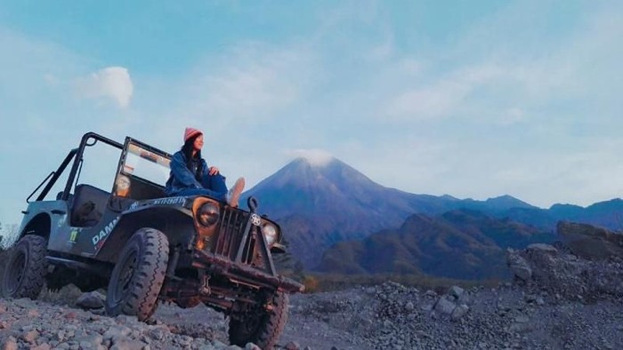 Ilustrasi Wisatawan Indonesia di Merapi