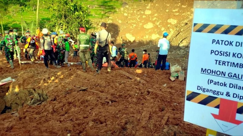 Tim SAR Berjibaku Cari 11 Korban Tertimbun Longsor Sukabumi Tim SAR Berjibaku Cari 11 Korban Tertimbun Longsor Sukabumi