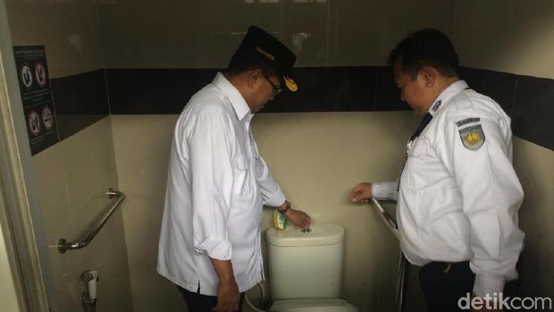 Pagi-pagi Menhub Jajal Naik KRL ke Depok