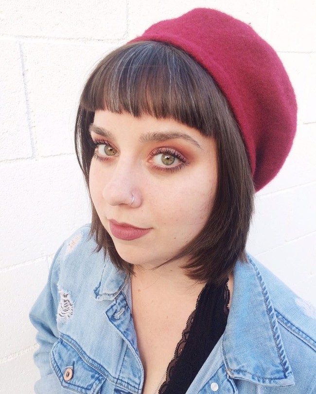 Dalam @grombre ditampilkan beragam wanita yang menerima penampilan alami mereka dengan rambut memutih. Salah satunya Jenna B yang mengaku mulai beruban sejak usia 12. Tapi baru di usia 27 kini ia membiarkan uban yang banyak tumbuh di bagian poninya.  Foto: Dok. Instagram @grombre