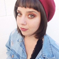 Dalam @grombre ditampilkan beragam wanita yang menerima penampilan alami mereka dengan rambut memutih. Salah satunya Jenna B yang mengaku mulai beruban sejak usia 12. Tapi baru di usia 27 kini ia membiarkan uban yang banyak tumbuh di bagian poninya.  Foto: Dok. Instagram @grombre