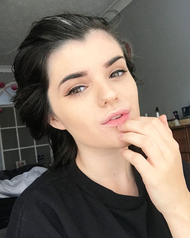 Aku punya belang uban di rambutku sejak berusia 13. Aku sudah mewarnai rambutku lebih dari 50 kali sejak saat itu (delapan tahun lalu) dan sekarang aku membiarkannya, menganggap bahwa aku Rogue dari X-Men dan bersenang-senang, tulis Selisha. Foto: Dok. Instagram @grombre