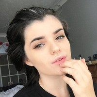 Aku punya belang uban di rambutku sejak berusia 13. Aku sudah mewarnai rambutku lebih dari 50 kali sejak saat itu (delapan tahun lalu) dan sekarang aku membiarkannya, menganggap bahwa aku Rogue dari X-Men dan bersenang-senang, tulis Selisha. Foto: Dok. Instagram @grombre