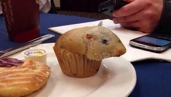 Kue muffin ini kok seperti kepala tikus ya. (Foto: Brightside)