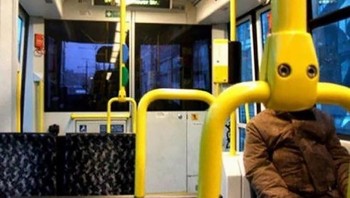 Penumpang bus ini kepalanya kuning. (Foto: Brightside)