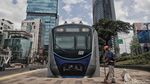 Eh, Ada Kereta MRT Jakarta Parkir di Trotoar Sudirman