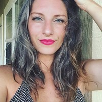 Akun Instagram @grombre menampilkan para wanita beruban. Ratusan wanita mengunggah foto dan cerita mereka mengenai rambut memutih untuk merayakan, menghargai, dan menginspirasi wanita lain. Ini adalah Lauren J. Kennedy yang percaya diri dan tetap cantik dengan uban selama dua setengah tahun terakhir. Foto: Dok. Instagram @grombre