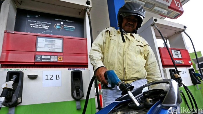PT Pertamina (Persero) akhirnya mengikuti jejak para kompetitornya, yakni menurunkan harga jual bahan bakar minyak (BBM) non subsidi.