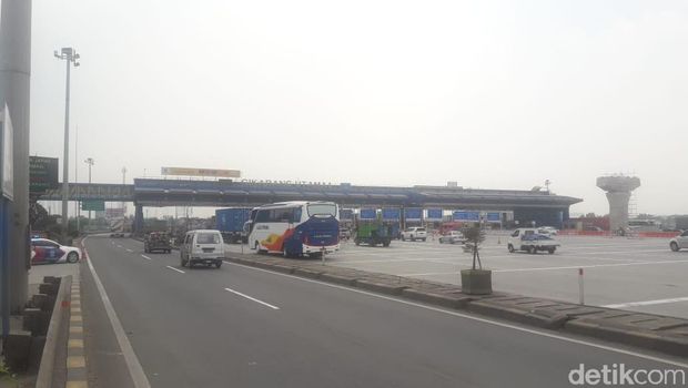 Kondisi lalu lintas di Gerbang Tol Cikarang Utama