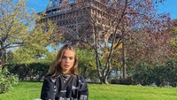 Selagi di Paris, kurang lengkap rasanya kalau belum berpose di depan Menara Eiffel. Untuk urusan satu ini, Hana sudah sah traveling ke Paris. (Instagram/@hancross)
