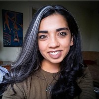 Aku berusia 12 ketika seorang laki-laki yang aku taksir menunjukkan uban pertamaku. Dia tidak bermaksud jahat tapi aku malu. Sejak itu, bertahun-tahun aku mencabut dan mewarnainya. Sekarang sudah empat tahun aku membiarkan dan benar-benar menerima uban, tulis Claudia M yang berusia 26 tahun. Foto: Dok. Instagram @grombre