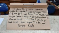 RS Yadika Pondok Bambu, Jakarta Timur juga memberitahukan pasien bahwa menghentikan layanan untuk pasien BPJS Kesehatan di secarik kertas yang tertempel di counter pendaftaran dan mesin tiket antrean. Foto: Firdaus/detikHealth