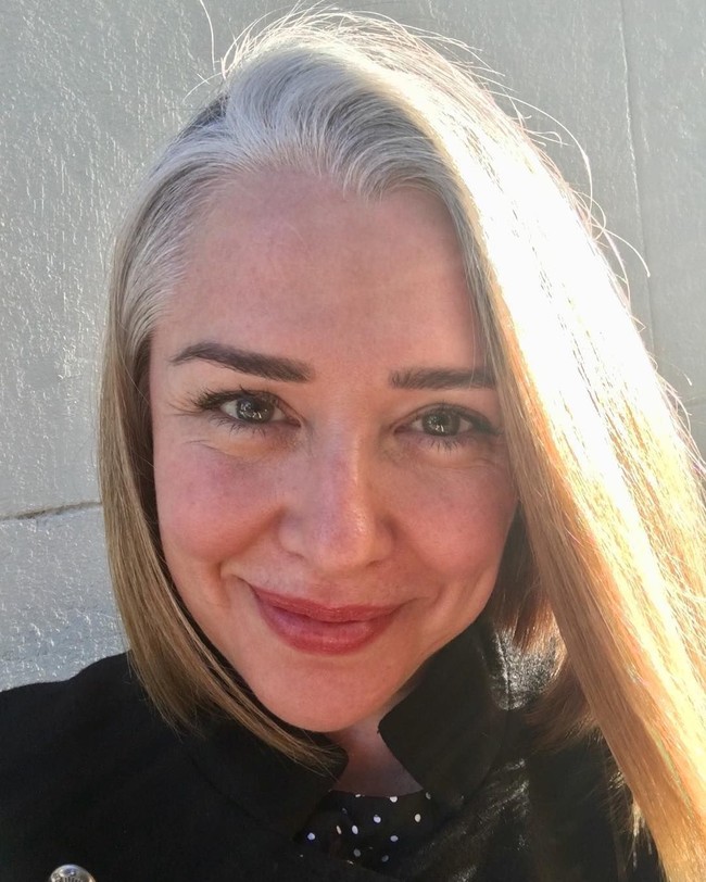 Cerita menarik datang dari pemilik akun @mithril_mel. Karena rambut berubannya, ia bisa menginsprasi sesama wanita yang mengatakan, Aku suka semua tentang penampilanmu. Sangat menginspirasi melihat wanita menerima perbedaan mereka padahal trennya sekarang terlihat sama. Terima kasih karena telah menjadi wanita itu,  Foto: Dok. Instagram @grombre