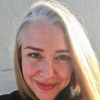 Cerita menarik datang dari pemilik akun @mithril_mel. Karena rambut berubannya, ia bisa menginsprasi sesama wanita yang mengatakan, Aku suka semua tentang penampilanmu. Sangat menginspirasi melihat wanita menerima perbedaan mereka padahal trennya sekarang terlihat sama. Terima kasih karena telah menjadi wanita itu,  Foto: Dok. Instagram @grombre