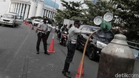 Petugas Dishub tampak membantu pengatur lalu lintas di lokasi.