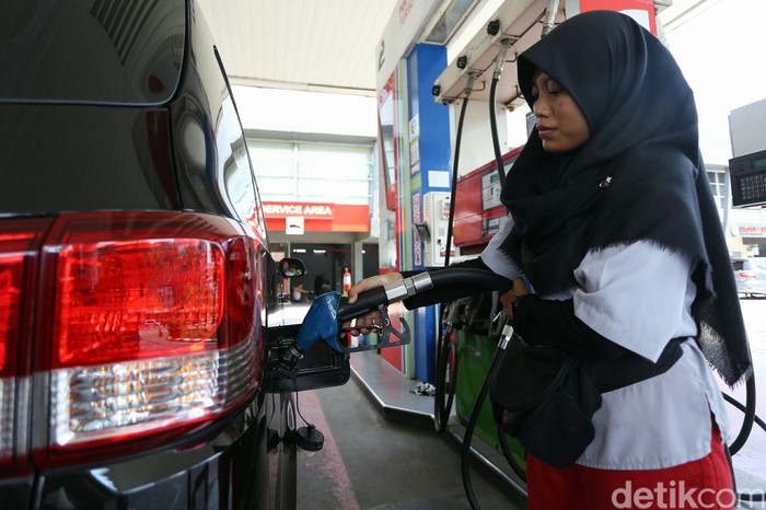 PT Pertamina (Persero) akhirnya mengikuti jejak para kompetitornya, yakni menurunkan harga jual bahan bakar minyak (BBM) non subsidi.